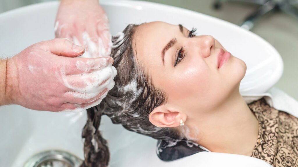 Com que frequência você deve lavar o cabelo de acordo com a dermatologia