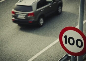 Ultrapassar esse limite de velocidade nas rodovias pode gerar multa