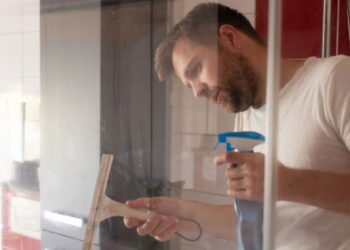 O truque perfeito para limpar seu box, com papel manteiga em 1 minuto