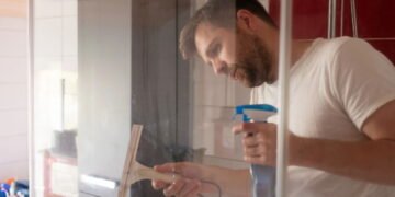 O truque perfeito para limpar seu box, com papel manteiga em 1 minuto