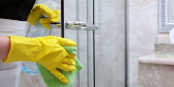 Essa mistura para limpar box do banheiro e está viralizando entre donas de casa