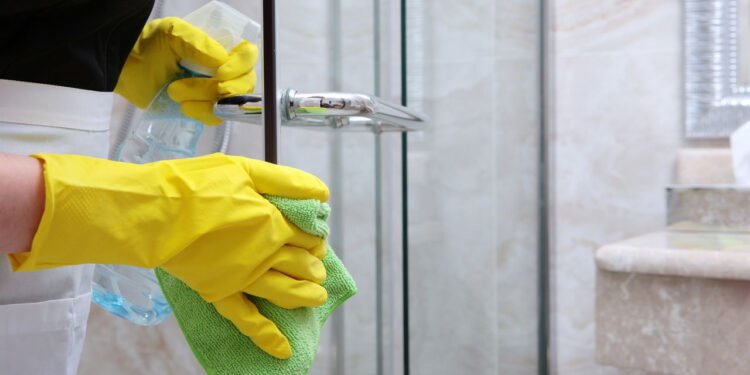 Essa mistura para limpar box do banheiro e está viralizando entre donas de casa