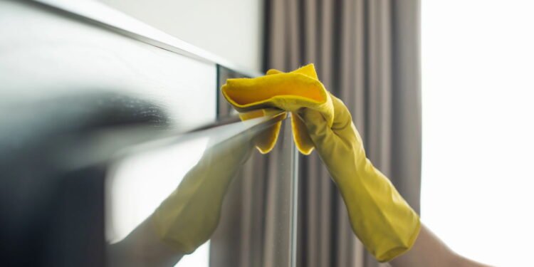 Saiba o melhor jeito de limpar a tela da TV - Limpe bem sua TV sem riscar a tela - Créditos: depositphotos.com / IgorVetushko