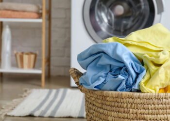 Evite pagar caro na energia escolhendo o horário certo para lavar roupas