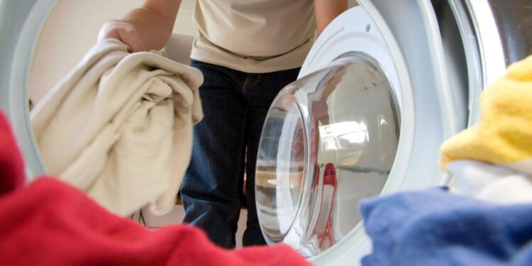 Por que cada vez mais pessoas colocam bicarbonato na máquina de lavar