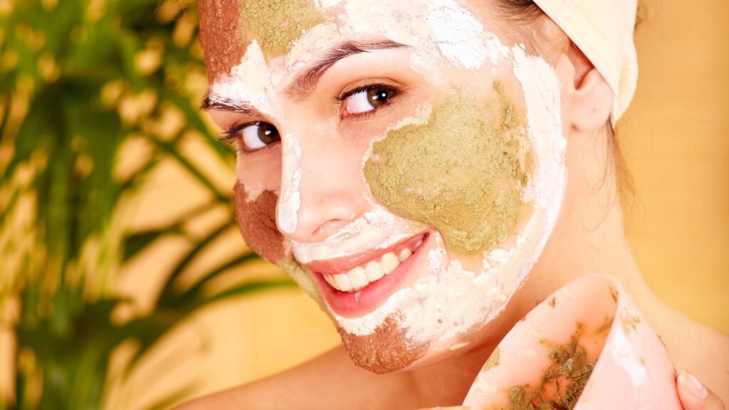 4 máscaras faciais caseiras fáceis de fazer que transformam a pele