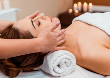 A prática ancestral que rejuvenesce a pele e reduz as linhas de expressão