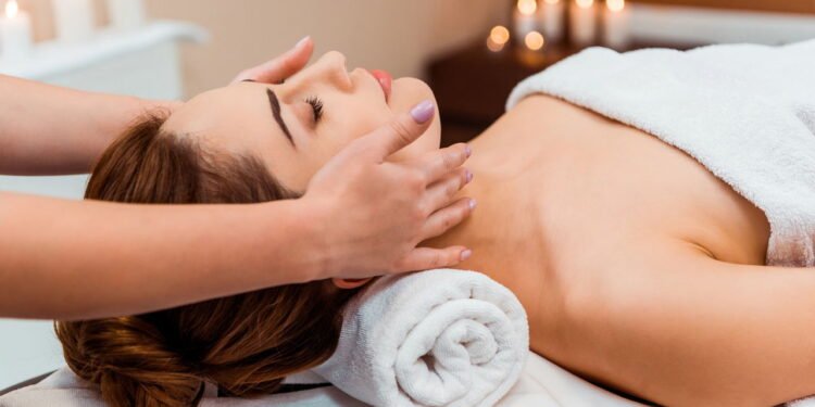 Existem inúmeras técnicas de massagem facial que podem ser incorporadas às rotinas - Créditos: depositphotos.com / AllaSerebrina