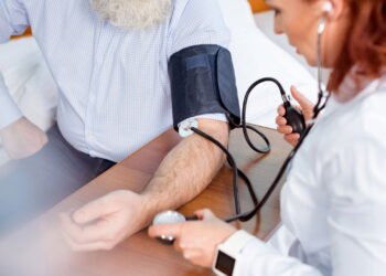 Como medir a pressão corretamente e por que a postura certa é essencial