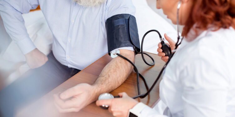 A postura correta é essencial para uma medição precisa  - Créditos: depositphotos.com / ArturVerkhovetskiy