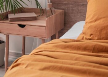 O truque para eliminar o cheiro de mofo da sua mesa de cabeceira