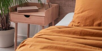 O truque para eliminar o cheiro de mofo da sua mesa de cabeceira