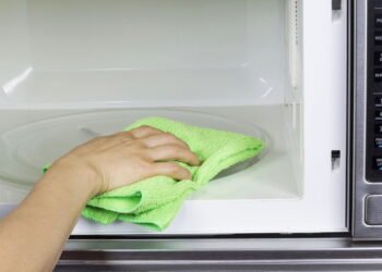 O jeito mais fácil de limpar o micro-ondas sem produtos químicos