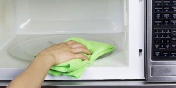 O jeito mais fácil de limpar o micro-ondas sem produtos químicos