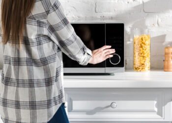 Detalhe no micro-ondas que indica que ele perdeu proteção