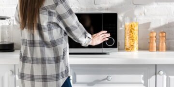 Detalhe no micro-ondas que indica que ele perdeu proteção