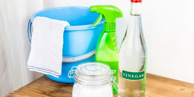 Mistura com 3 ingredientes limpa gordura e deixa a casa cheirosa sem produto químico