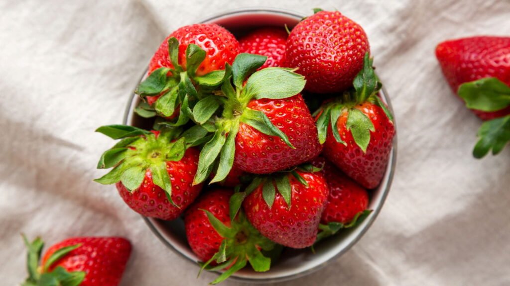 Plantar morangos em vasos é fácil e rende frutas fresquinhas o ano inteiro