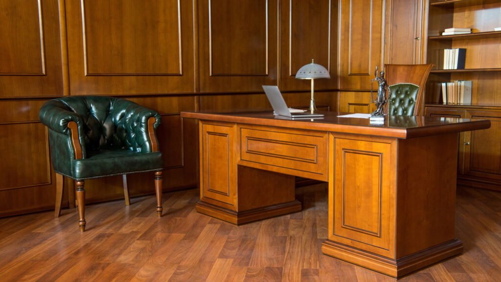 Adeus produtos caros! Esse truque com banana renova qualquer móvel