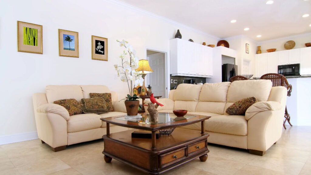 Adeus produtos caros! Esse truque com banana renova qualquer móvel