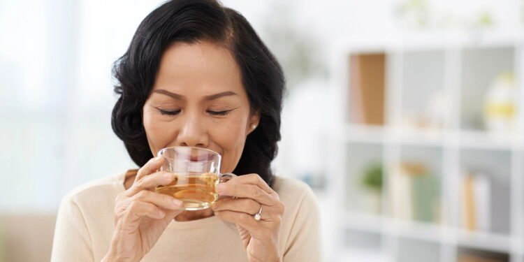 A inclusão do espinheiro-branco na dieta, frequentemente através de infusões - Créditos: depositphotos.com / DragonImages