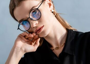 O modelo de óculos mais desejado para harmonizar o rosto