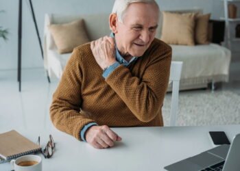 Dormir bem protege os ossos? O que a ciência descobriu sobre a osteoporose