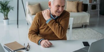 Dormir bem protege os ossos? O que a ciência descobriu sobre a osteoporose