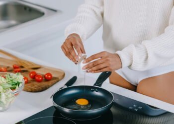 Essa receita de ovo mexido tem só 80 calorias e fica pronta em minutos
