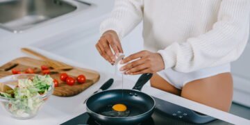 Essa receita de ovo mexido tem só 80 calorias e fica pronta em minutos