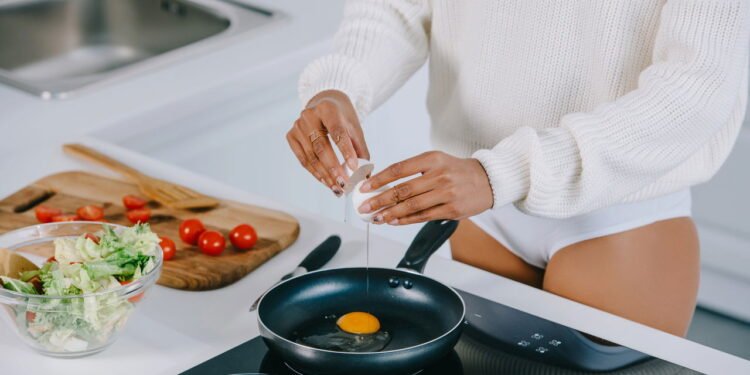 Essa receita de ovo mexido tem só 80 calorias e fica pronta em minutos