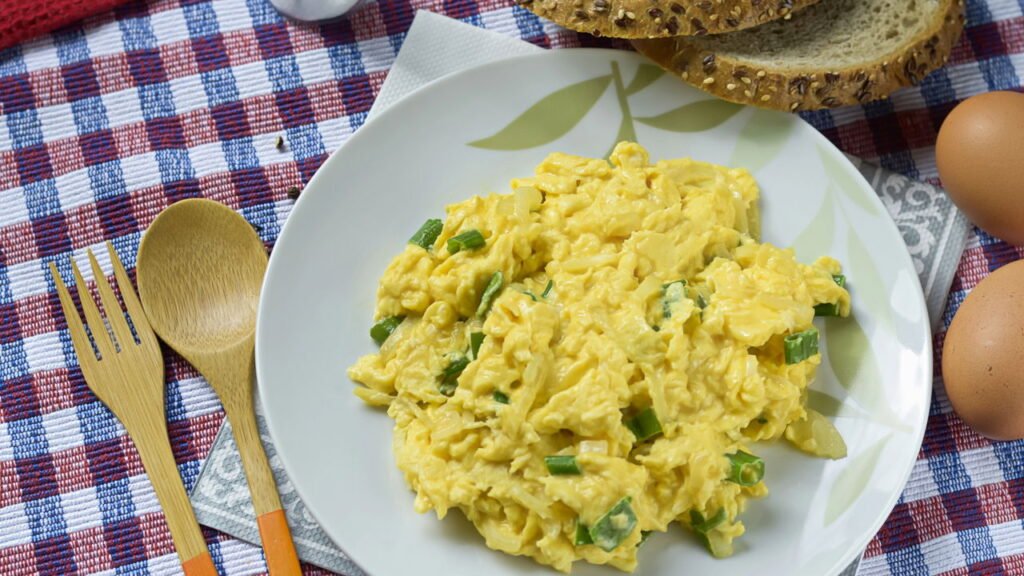 Essa receita de ovo mexido tem só 80 calorias e fica pronta em minutos
