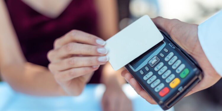 Pagamento por aproximação - Créditos: depositphotos.com / IgorTishenko