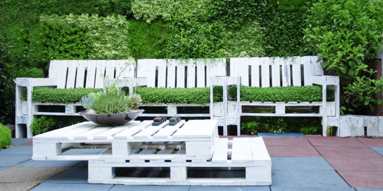 Ideias de decoração utilizando pallets reciclados para transformar sua casa
