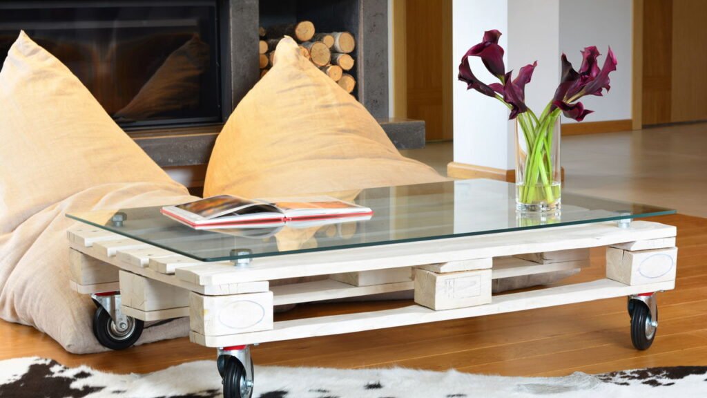 Transforme a decoração da sua casa gastando pouco com pallets reciclados