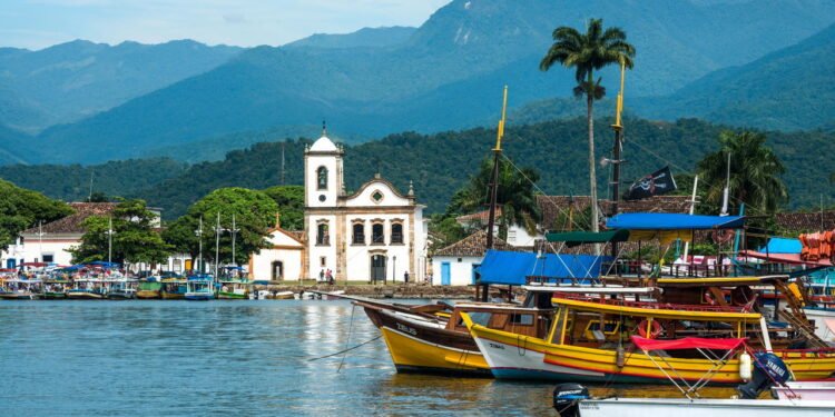 Essa cidade charmosa no RJ tem praias, história e boa comida
