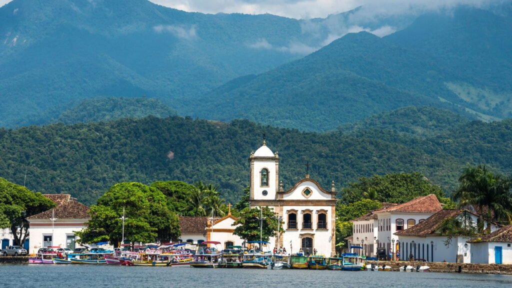 Essa cidade charmosa no RJ tem praias, história e boa comida