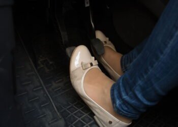 O pedal do acelerador nos carros tem outra função e pouca gente sabe