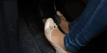 O pedal do acelerador nos carros tem outra função e pouca gente sabe