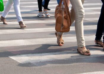 Novas regras e multas mais pesadas para pedestres entraram em vigor