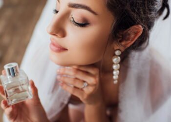 Como passar perfume da maneira certa e ficar cheirosa o dia inteiro