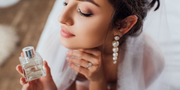 Como passar perfume da maneira certa e ficar cheirosa o dia inteiro