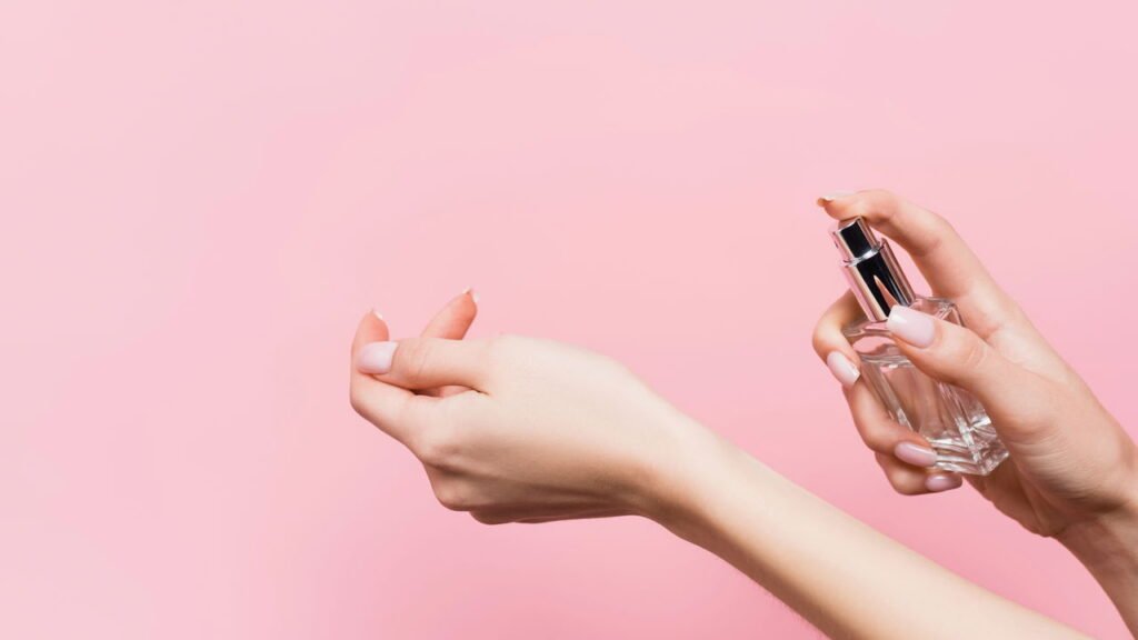 Como passar perfume da maneira certa e ficar cheirosa o dia inteiro