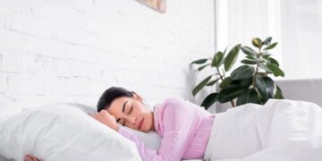 Truque japonês para dormir bem no calor sem ligar o ar