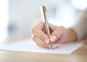 Pessoas mais inteligentes escrevem a letra H desse jeito, segundo a grafologia