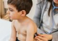 Quando levar seu filho ao médico por infecções virais, especialista responde