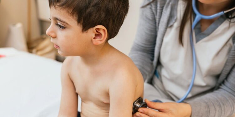 Quando levar seu filho ao médico por infecções virais, especialista responde