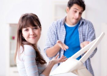 O truque para consertar facilmente uma poltrona afundada sem ter que levar ao estofador