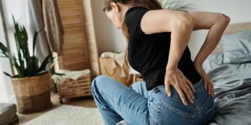 Como melhorar a postura no trabalho e evitar dores nas costas