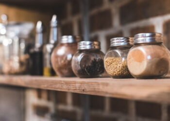 Transforme tábuas esquecidas em belíssimas prateleiras de madeira